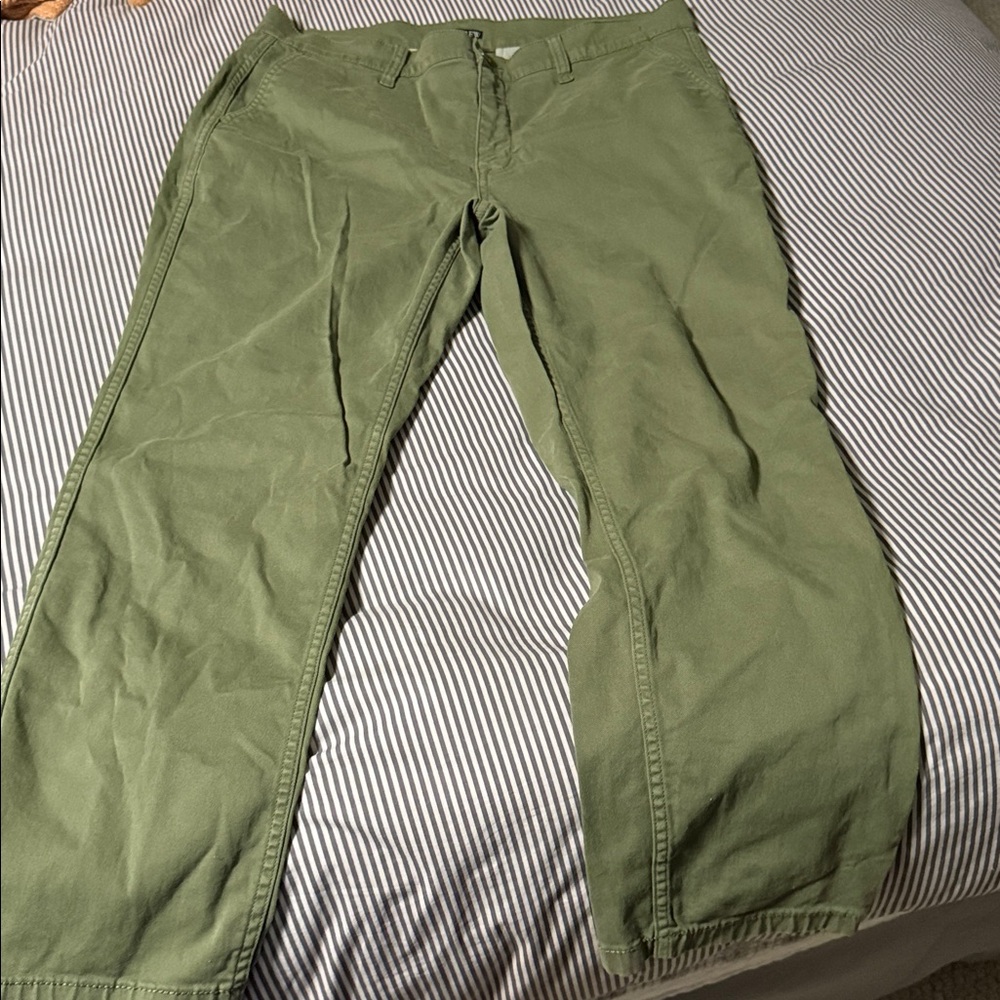 Womens J Crew slim fit size 30
Button enclosure and